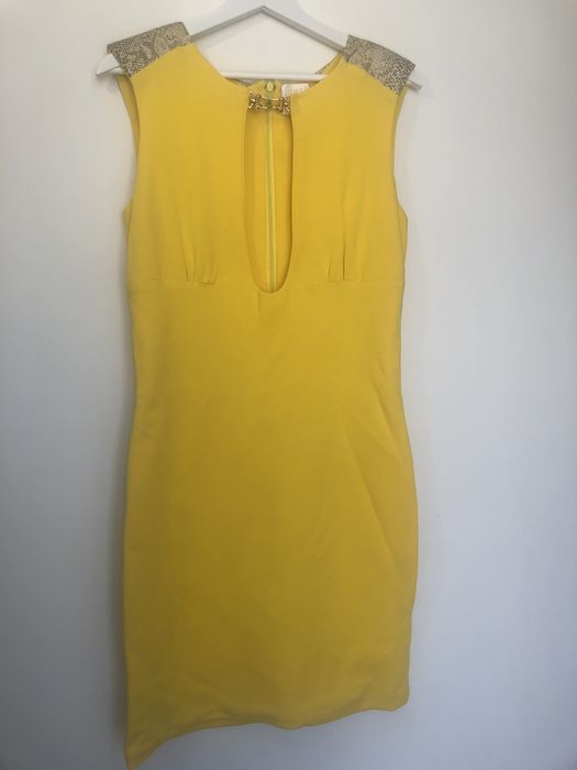 Vestido Amarelo, ombros almofadados