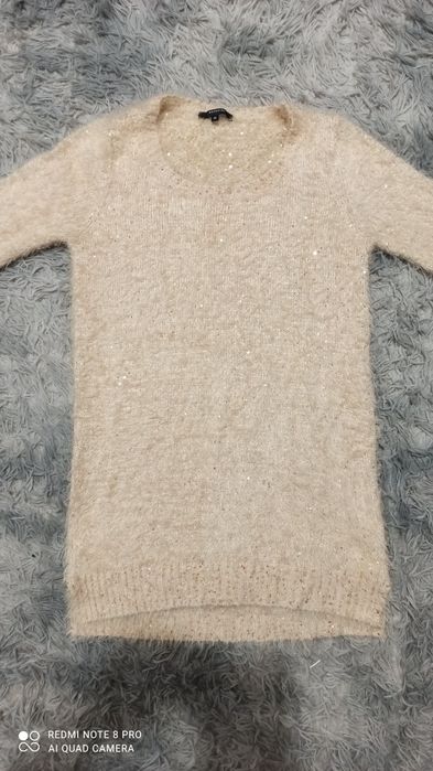 Piękny elegancki sweter z cekinami mieniący