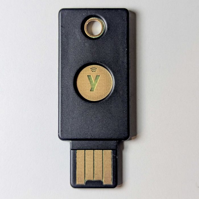 YubiKey 5 NFC Апаратний ключ для двофакторної автентифікації NFC 2FA