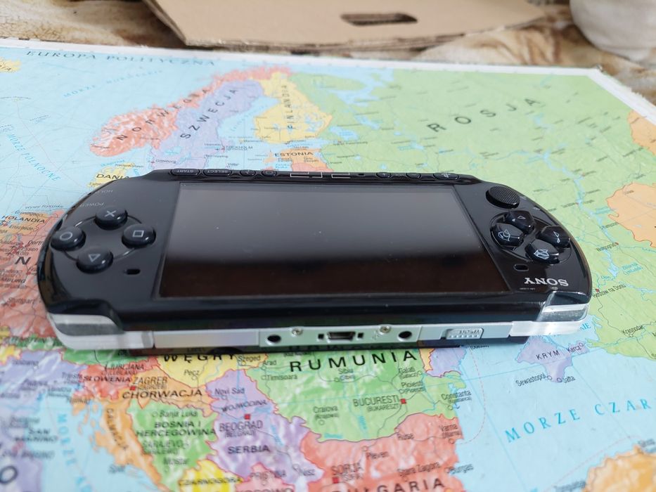 Konsola sony psp 3004 (3000) slim piano black 4gb 20 gier