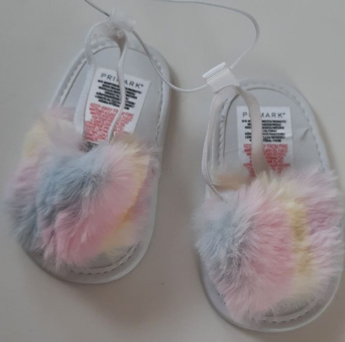 Buty dziewczęce niechodki rozm 6-9 miesięcy nowe