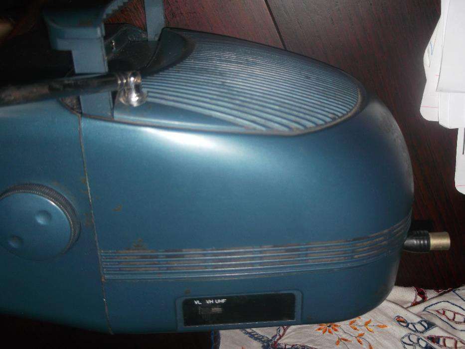 TV portatil Fenner a preto e branco