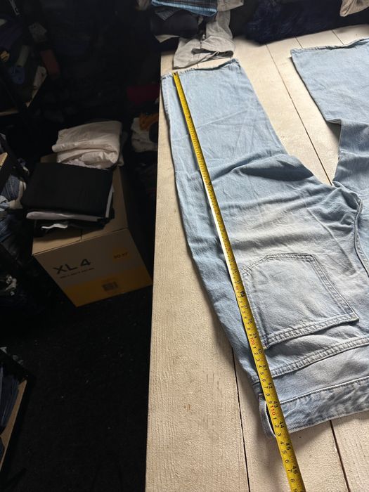 Bershka світло сині джинси з дірками на колінах 32 розмір
