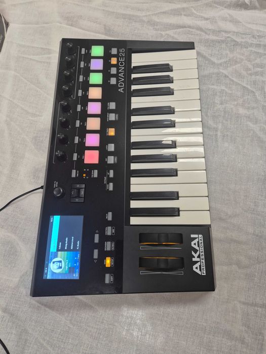 Controlador MIDI de 25 teclas Akai Advance 25