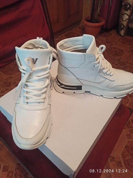 Взуття, ботинки, хайтоы, кроссовки