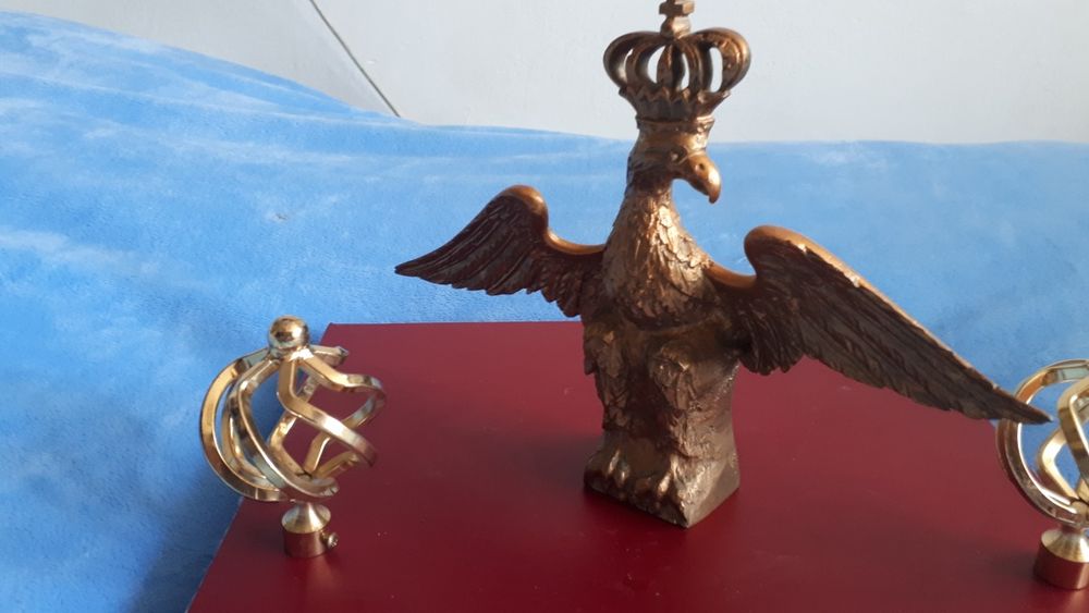 Duży  mosiezny orzeł  był mocowany nahoragwi rycerskiej