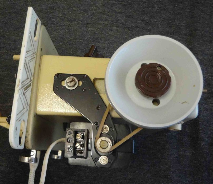 Электрическая швейная машинка Чайка 134 рабочая