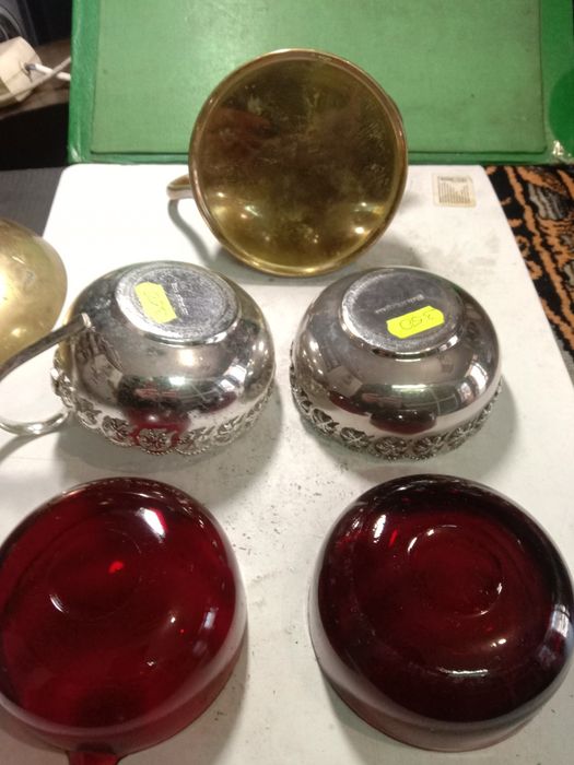 Вазы. Чайник. Молочник.