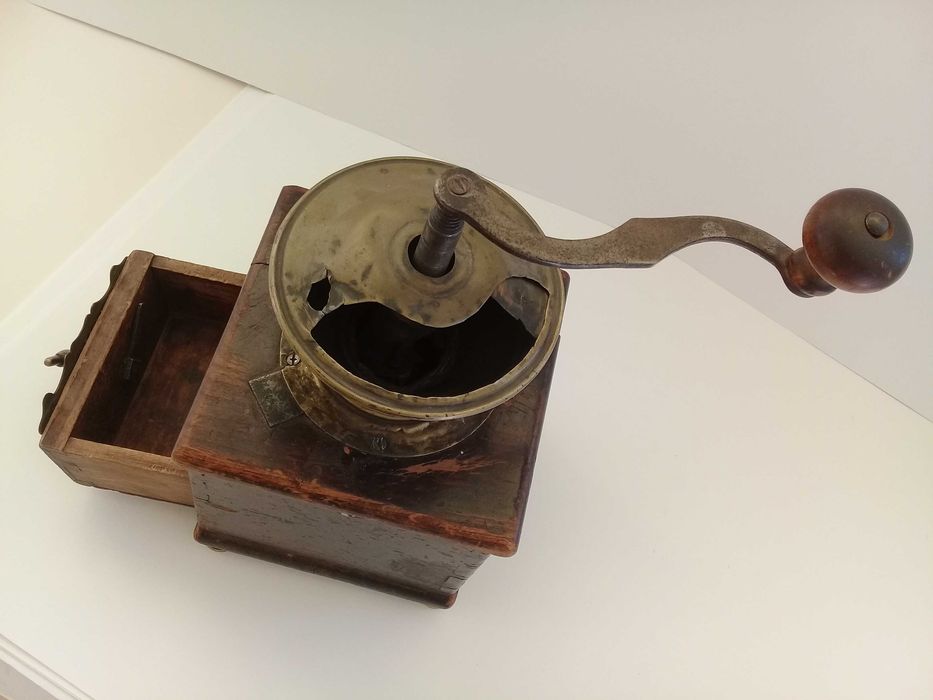 Продам кофемолку 1902 года. Антиквариат. Всё родное.
