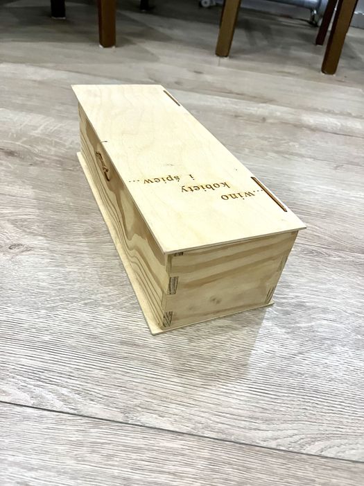 Elegancka drewniana skrzynka na alkohol – na wino lub whisky