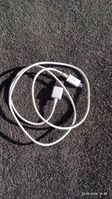 Телефонні зарядні кабелі.