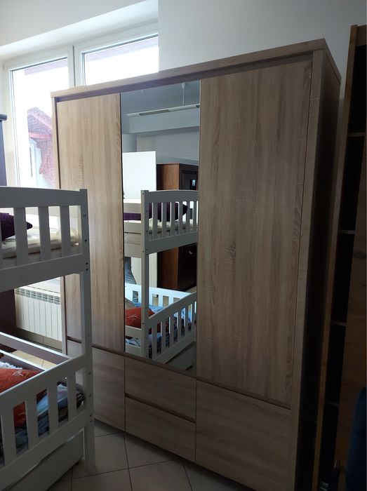 Pojemna szafa z drazkiem i polkami. Uzywana.