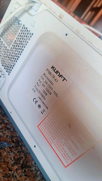 Microondas KUNFT P70B17P-A3 (para peças)