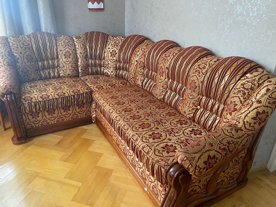 Диван у вітальню