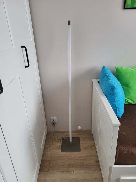 Lampa stojąca podłogowa led z zaciemnianiem