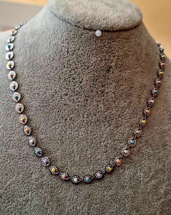 Colar/gargantilha prateado, em aço, com pequenas bolinhas coloridas. T