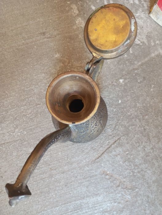 Ciężki dzban z brązu z bogatym ornamentem - 31 cm