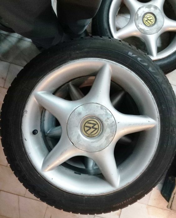 Vendo Volantes e  Pneus com Jante Golf 2