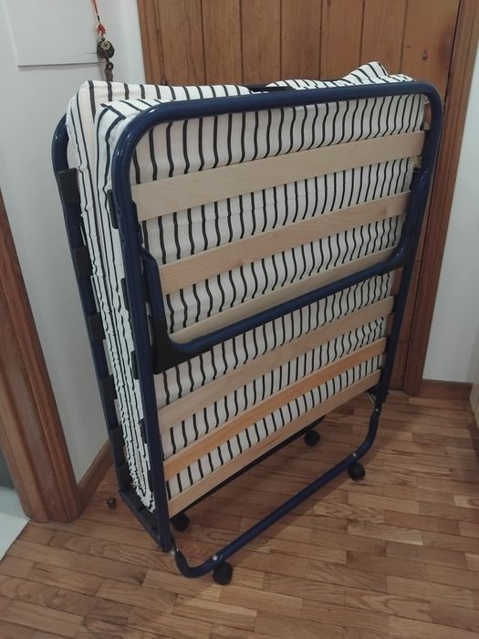 Cama de.solteiro com colchão.  de fechar. Pratica e confortável. Sem uso. Da Ikea, 60 negociável