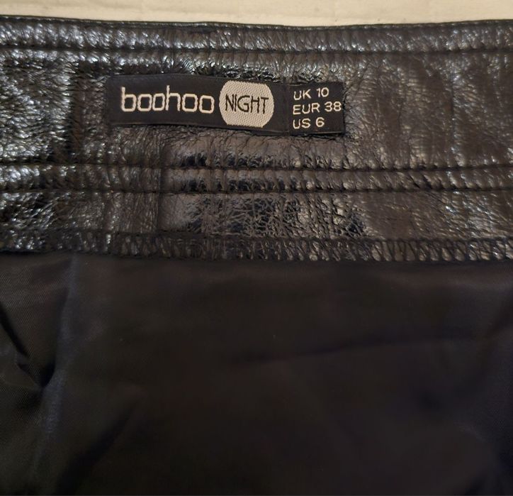 Лакова чорна спідниця