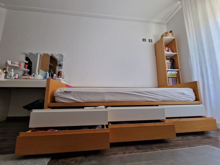 Cama solteiro com seis gavetas , estante e colchão