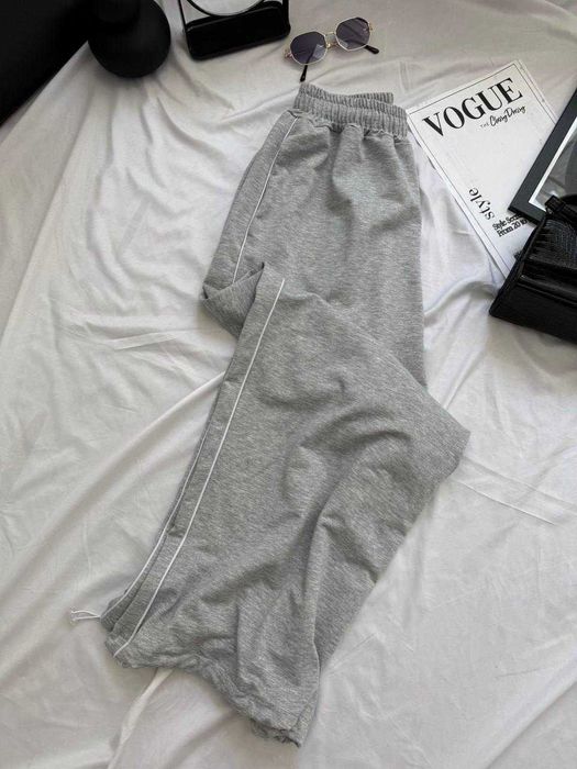 Жіночі спортивні штани оверсайз з кантами по бокам по низу затяжки