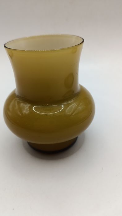 Wazon  artystyczny  ze  szkła  kolor  miodowy - musztardowy