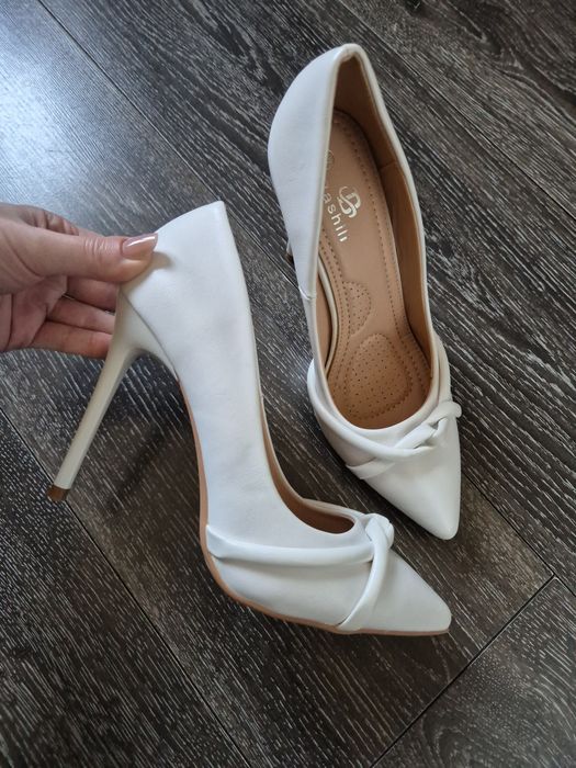 Жіночі білі туфлі на шпильці