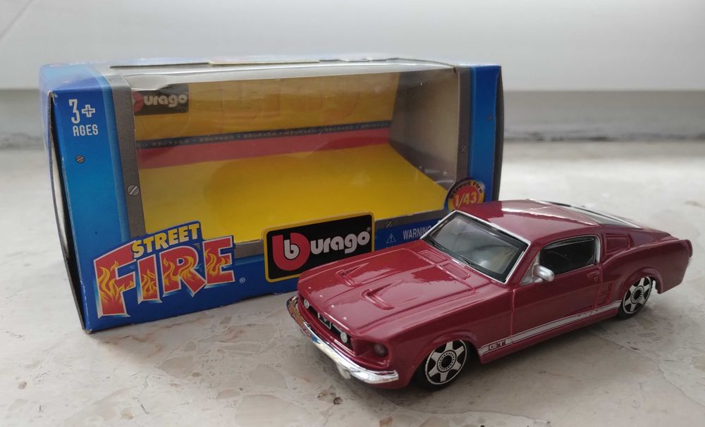 Ford Mustang GT 1/43 Bburago burago