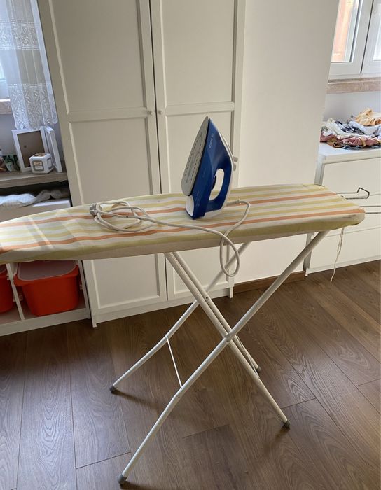 Teclado, carregador, ferro de engomar, tabua e outros