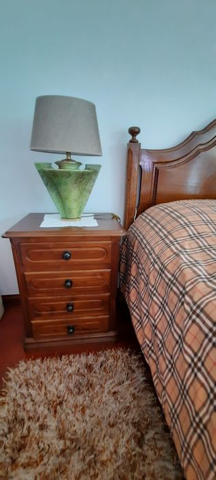 Cama c/ colchão, mesinhas de cabeceira e cómoda em madeira maciça