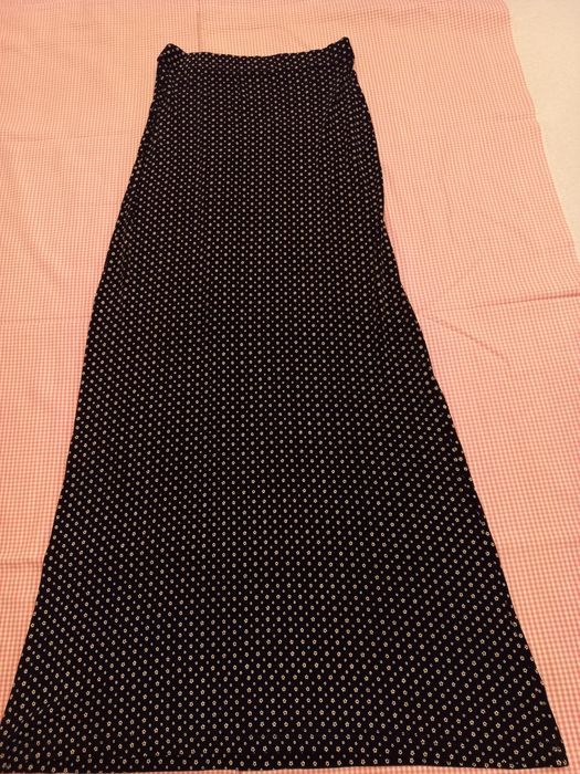 Saia comprida preta com florzinhas cremes