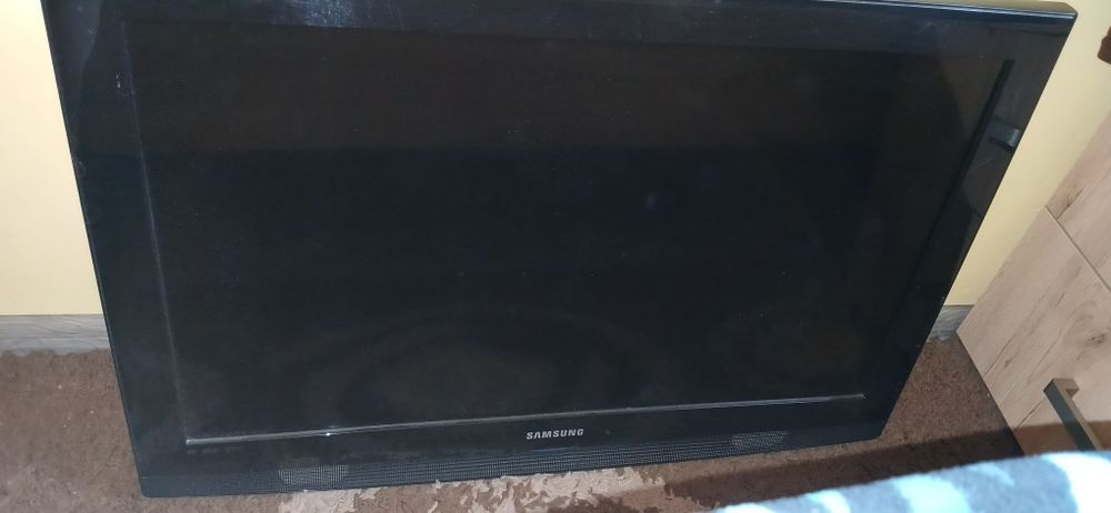Telewizor samsung 32cale  plus uchwyt na ściane