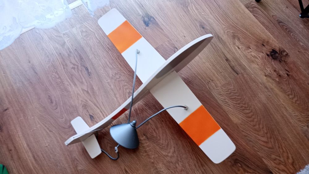 Żyrandol w kształcie samolotu