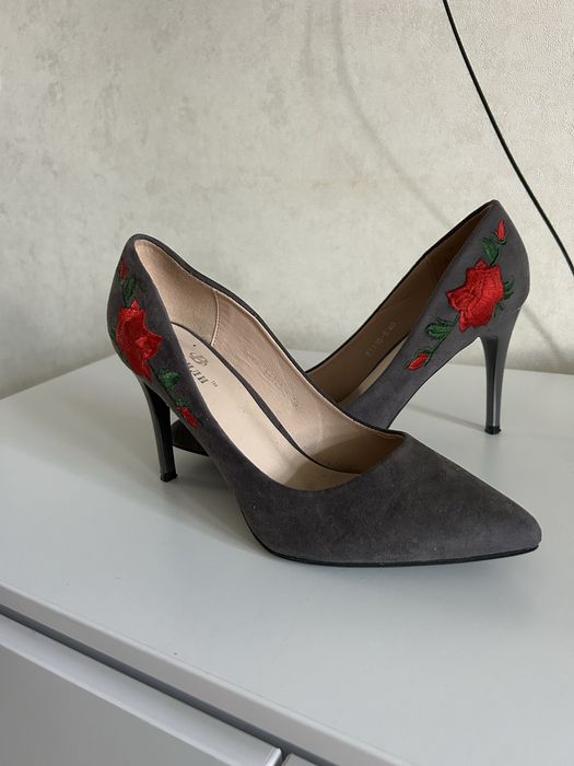 Туфли серые с вышивкой на шпильке