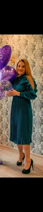 Изумрудное платье,очень красивый цвет.