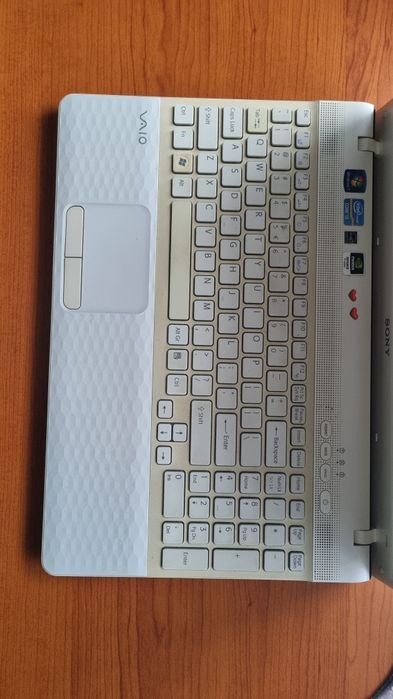 Biały Laptop Sony Vaio VPCEH3S8E z zasilaczem sieciowym