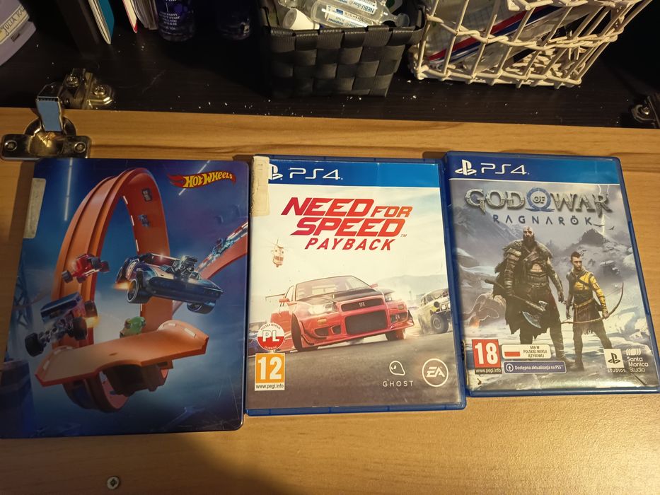 Ps4 sprzedam z jednym padem i grami