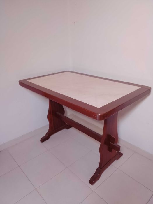 Mesa de cozinha com tampo em pedra mármore branca