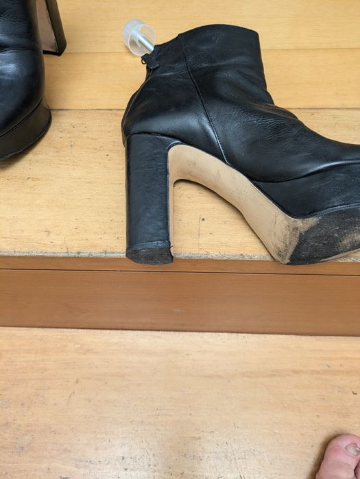 Botins compensados em pele