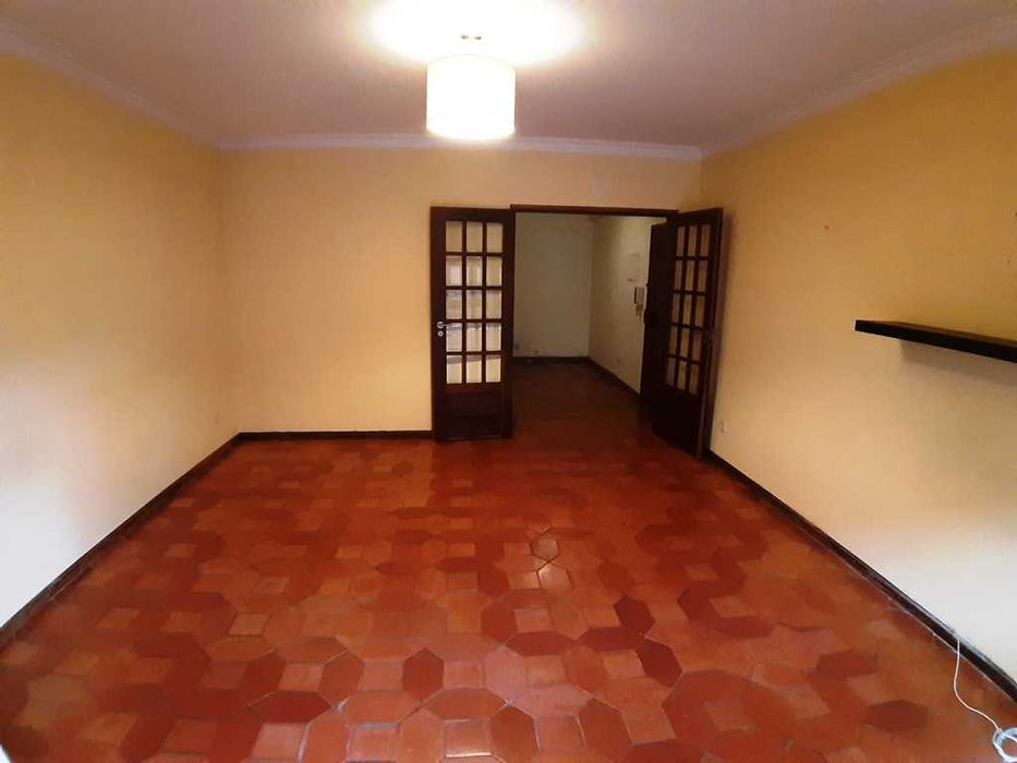 T2 com garagem e cozinha equipada em Celas