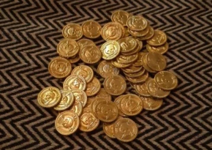 Pacote 30 Moedas Tesouro Piratas douradas em plástico