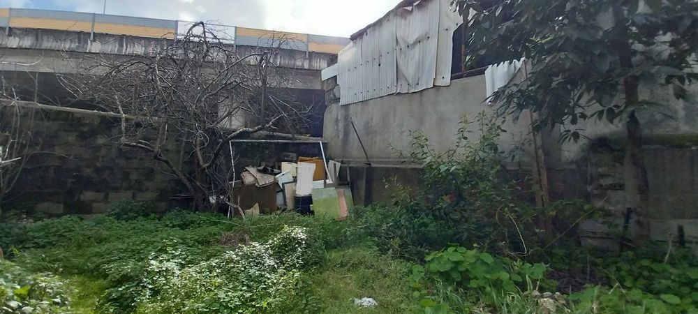 Vila com 5 casas de habitação e 4 lojas comerciais localizada na rua principal de Camarate