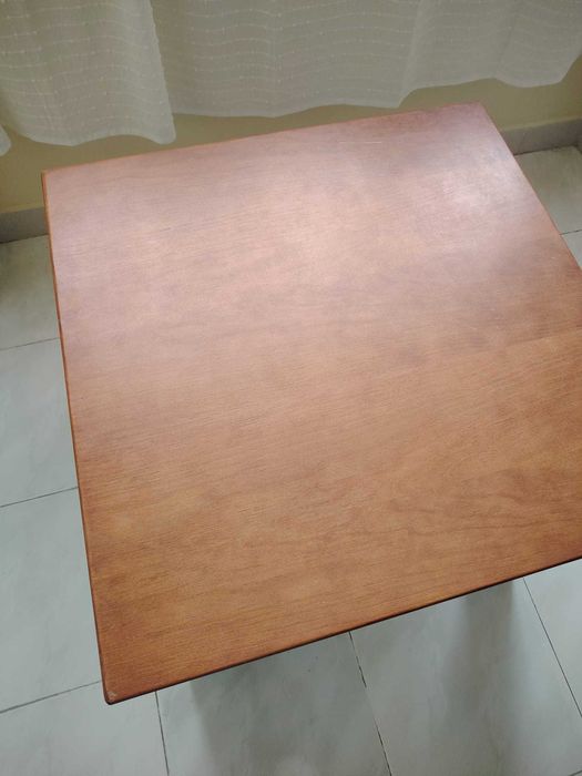 Mesa de apoio em madeira cerejeira.