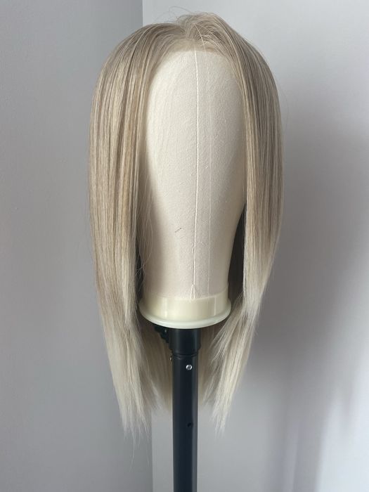 Peruka syntetyczna full lace front . Chlodny blond baleyage