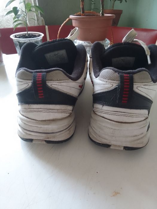 Продам кожаные кроссовки nike.