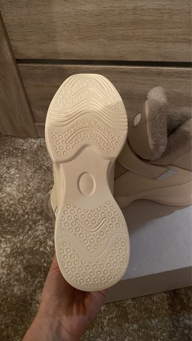 Жіночі шкіряні кросівки Нові