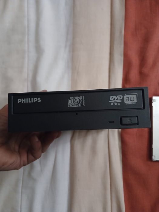 Gráfica, RAM, ventoinhas, drives e UPS

Material disponível:
- placa gráfica – 10€
- módulos RAM – 2,50€ cada
- ventoinha nova na caixa –