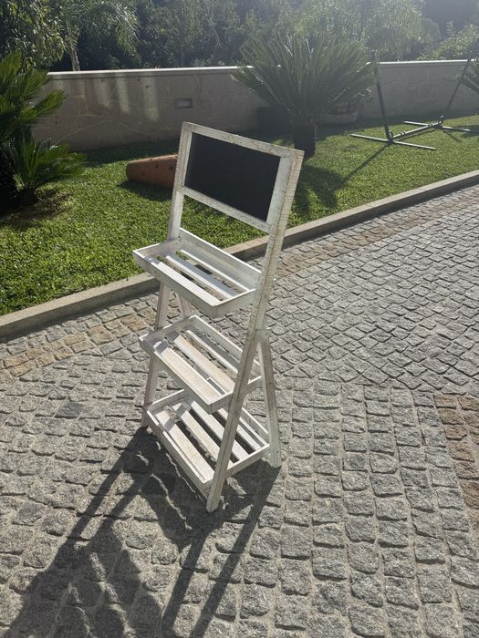 Estante de madeira para eventos