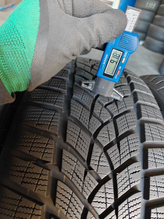 R17 225/55 шини зимові вживані імпортні GoodYear Ultraprip Performance рік25 виробництво Германія